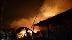 Hàng ngàn mét vuông nhà xưởng bốc cháy dữ dội trong đêm