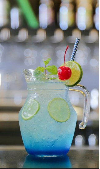 cach-lam-mojito-blue-xanh-mat-mau-bien